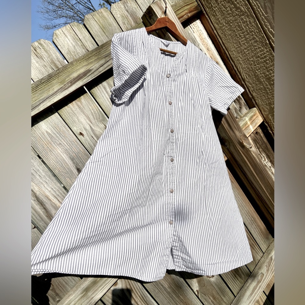 Relaxed & Breezy Short Sleeved Gray Stripped Snap Button Dress w/ Pockets Sz L